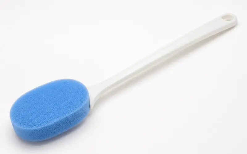 Illustration of a blue sponge on a long curved white handle.
